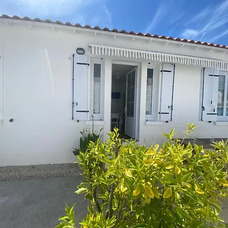 Apartment T2 Avec Terrasse Privee, A 600m Et Commerces, - Fr-1-22-278